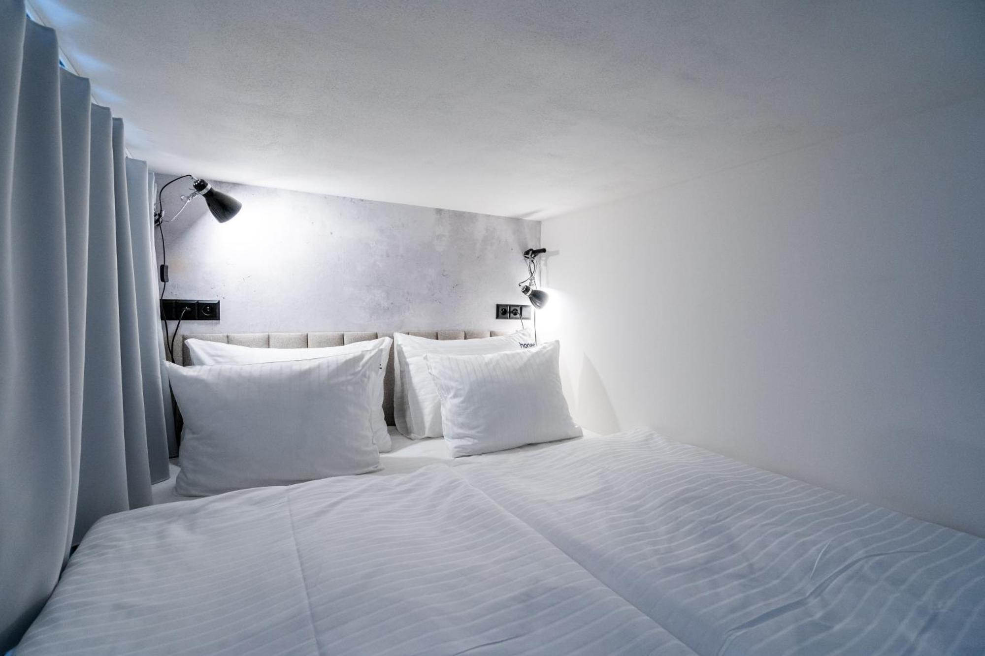 Honest Karlin Aparthotel Πράγα Εξωτερικό φωτογραφία